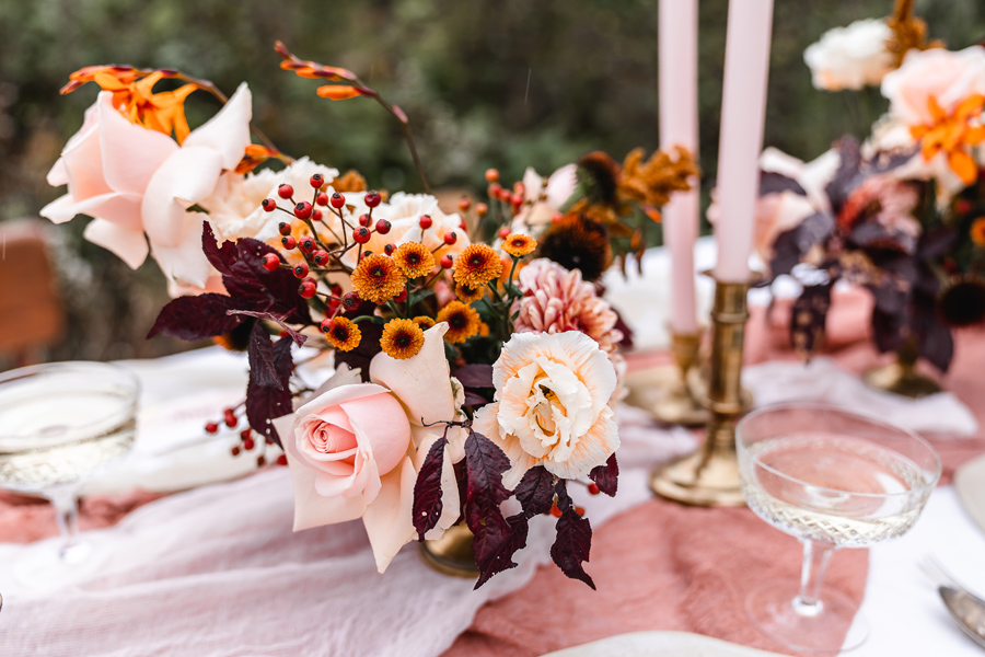 Tischdekoration mit Blumenarrangements von Bärwald aus Eschwege