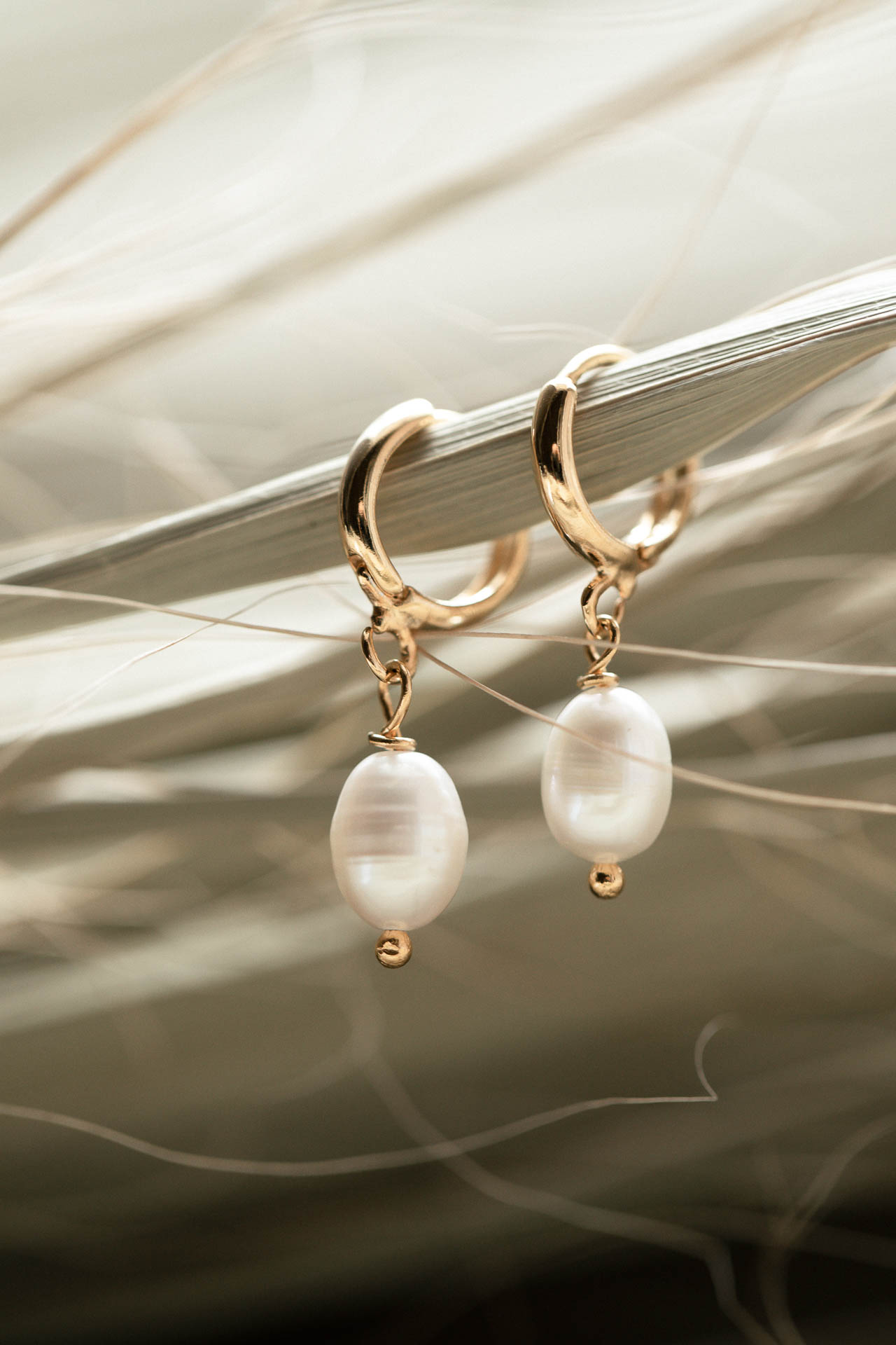 Süßwasserperlen Ohrringe Ella von hejsmilla - ideal für Bräute am Hochzeitstag| Foto: Surup & Kruehne